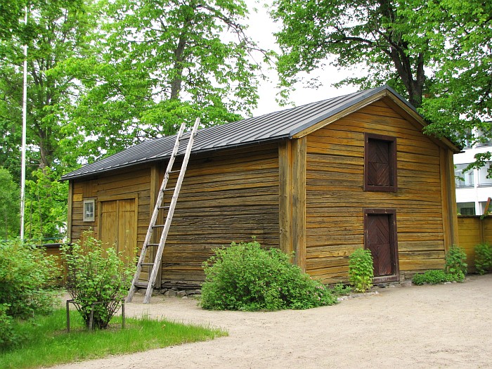 Kivalterin piharakennus