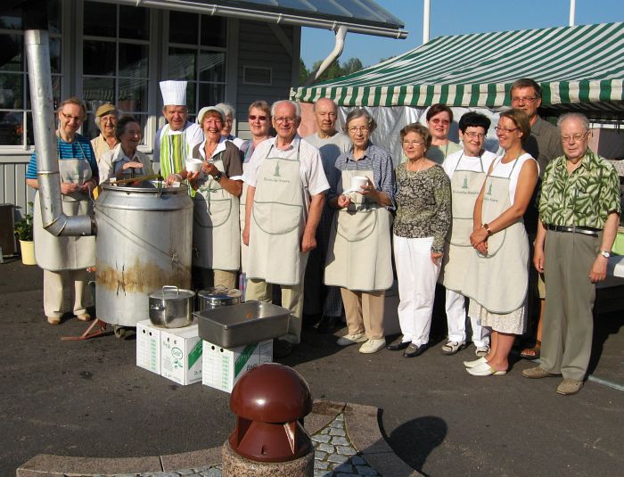 Seuran kokeneet ja iloiset talkoolaiset valmiina palveluksiin