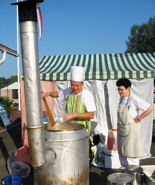 P&auml;&auml;kokki Olavi Rainio ja seuran sihteeri Leena Alho toteavat keiton herkulliseksi.