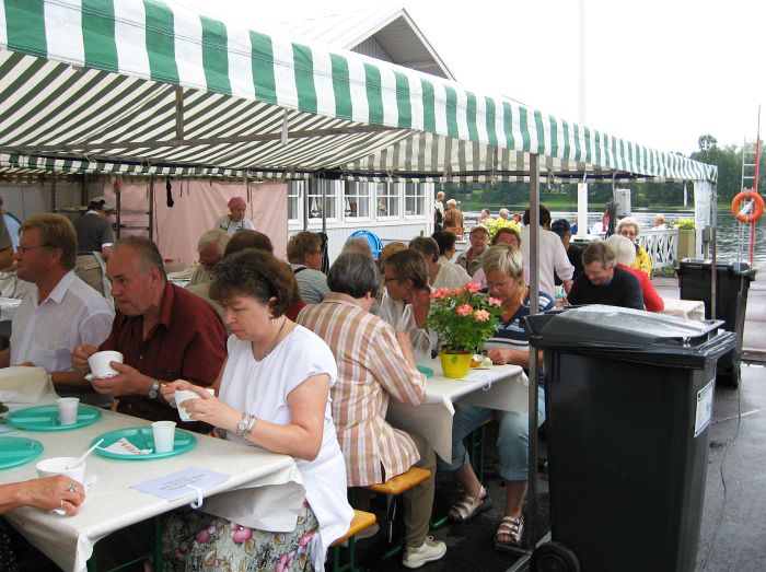 Seuran uudet p&ouml;yd&auml;t ja penkit ahkerassa k&auml;yt&ouml;ss&auml;.