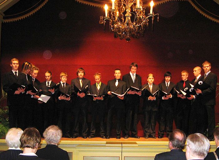 Heinolan lukion lausuntapoikakuoro edusti koulutoimen ylint&auml; astetta