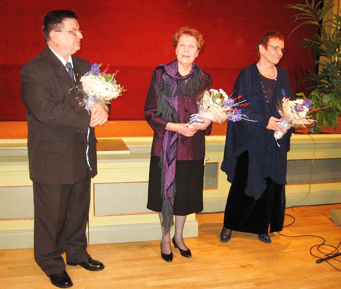 Heinola-mitalin saivat (vas.) Timo Niemel&auml;, Toini Laitinen ja Marja-Liisa Viher&auml;