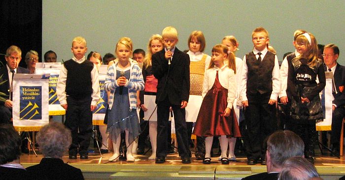 Juhlan nuorimmat esiintyj&auml;t olivat Tommolan alakoulun 2 b –luokkalaisia