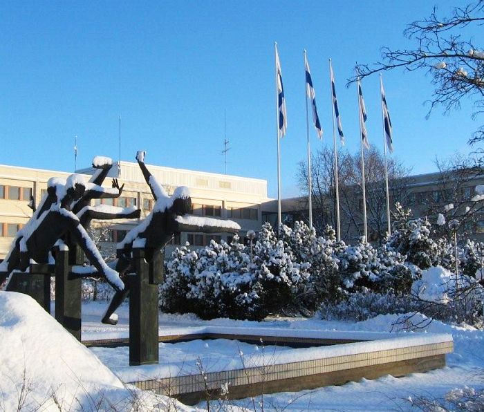 Heinolan kaupungintalo lumessa