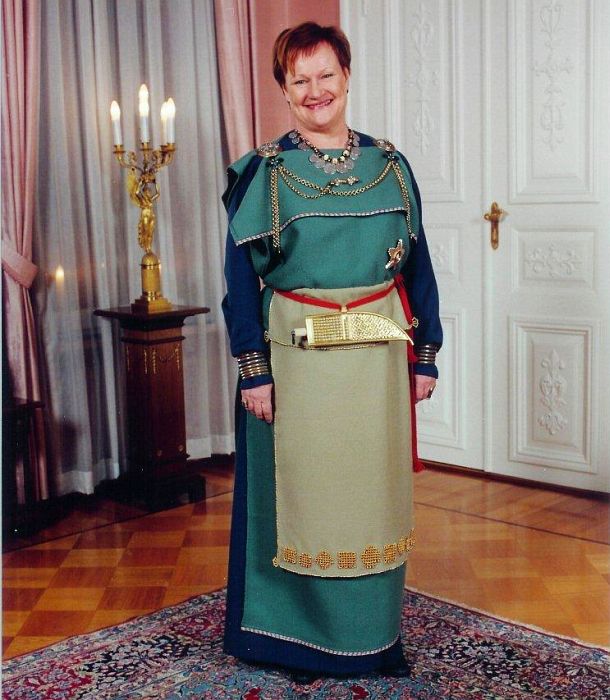 Tasavallan presidentti Tarja Halonen yll&auml;&auml;n Euran muinaispuku