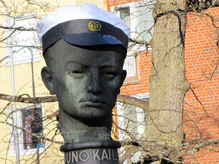 Lakitettu Uuno Kailaan patsas