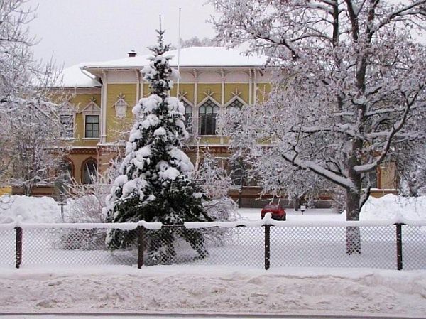 Seminaarin p&auml;&auml;rakennus talvella